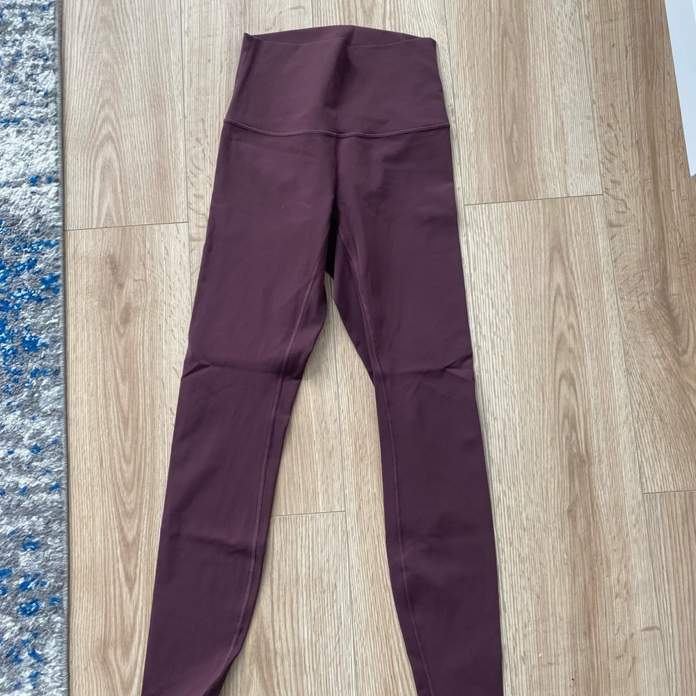 Like new Lululemon berry wunder under size 6